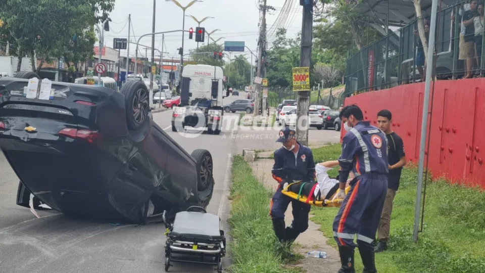 Motorista capota após cochilar ao volante e bater em mureta na Avenida Rodrigo Otávio