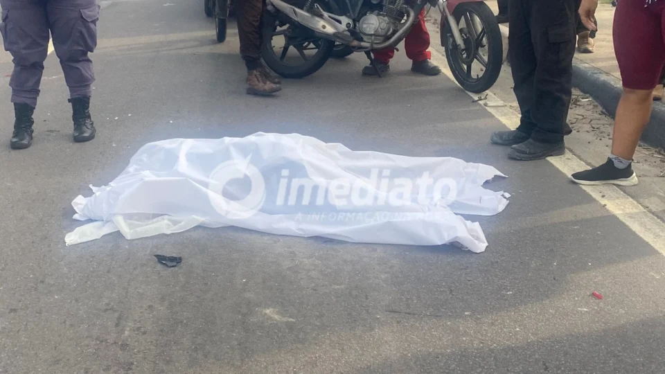 Passageira morre após colisão entre motocicleta e carro na Avenida das Torres, em Manaus