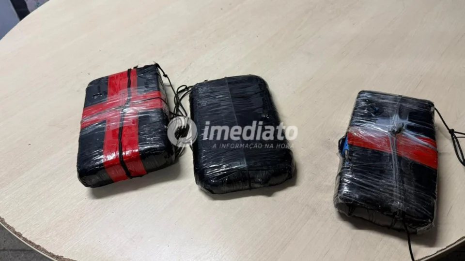 Força Tática apreende drogas escondidas em embarcação no Porto Rodway, no Centro de Manaus