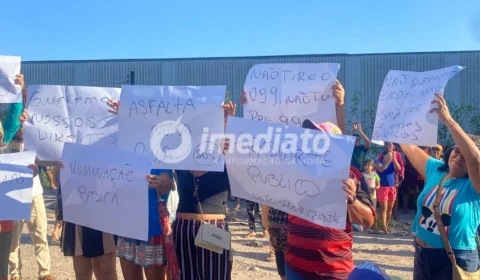 Moradores do Novo Horizonte, no Distrito Industrial, fazem manifestação por asfalto, iluminação pública e mais linhas de ônibus