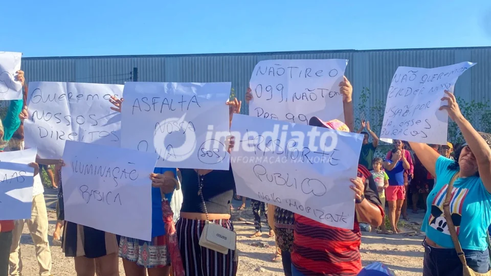 Moradores do Novo Horizonte, no Distrito Industrial, fazem manifestação por asfalto, iluminação pública e mais linhas de ônibus
