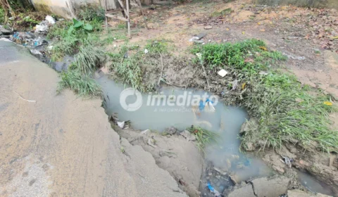 Moradores cobram solução para bueiro danificado que gera riscos constantes há mais de um ano na Rua Plutarco, no Jorge Teixeira