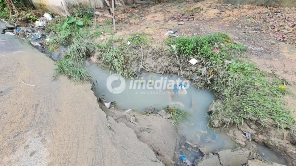Moradores cobram solução para bueiro danificado que gera riscos constantes há mais de um ano na Rua Plutarco, no Jorge Teixeira