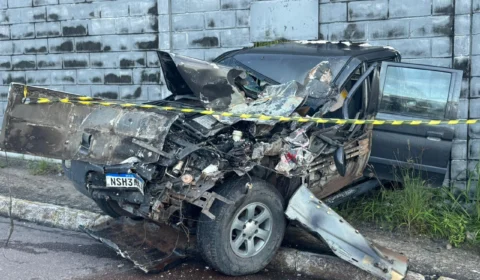 Carro invade contramão e bate de frente com ônibus da linha 706 em Manaus