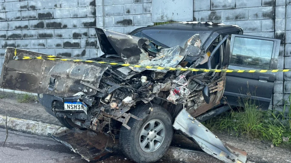 Carro invade contramão e bate de frente com ônibus da linha 706 em Manaus