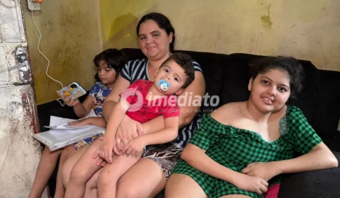 Mãe faz apelo por apoio para tratamento da filha com escoliose que precisa passar por cirurgia em São Paulo