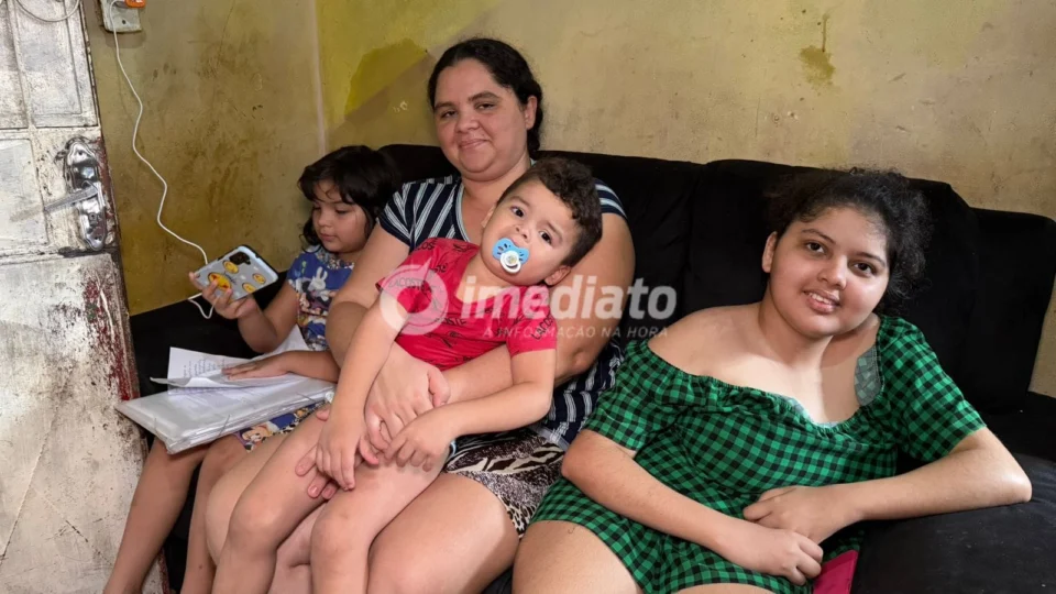 Mãe faz apelo por apoio para tratamento da filha com escoliose que precisa passar por cirurgia em São Paulo