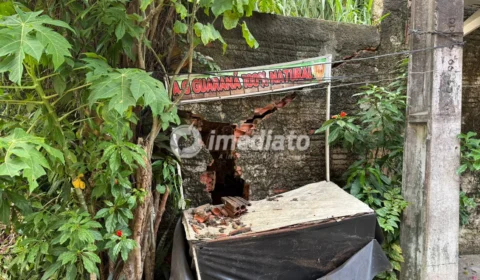 Moradora denuncia risco de desabamento após queda de muro de empresa no bairro Compensa 2