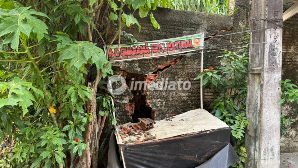 Moradora denuncia risco de desabamento após queda de muro de empresa no bairro Compensa 2