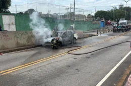 Carro pega fogo e interdita saída do viaduto da avenida Darcy Vargas, em Manaus