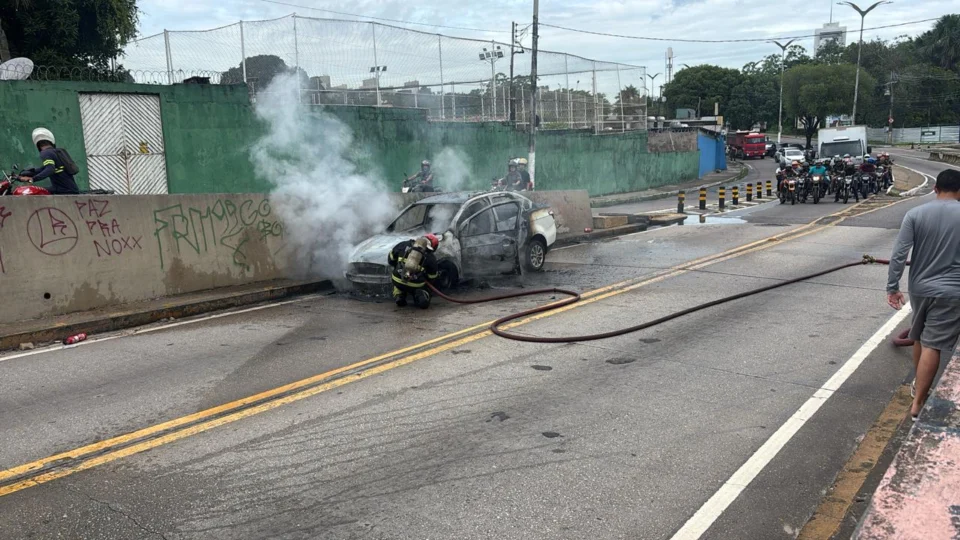 Carro pega fogo e interdita saída do viaduto da avenida Darcy Vargas, em Manaus