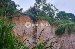 Deslizamento de terra provoca rachaduras em casas e preocupa moradores da Rua Pelotas, no bairro Grande Vitória