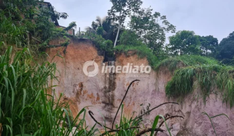Deslizamento de terra provoca rachaduras em casas e preocupa moradores da Rua Pelotas, no bairro Grande Vitória