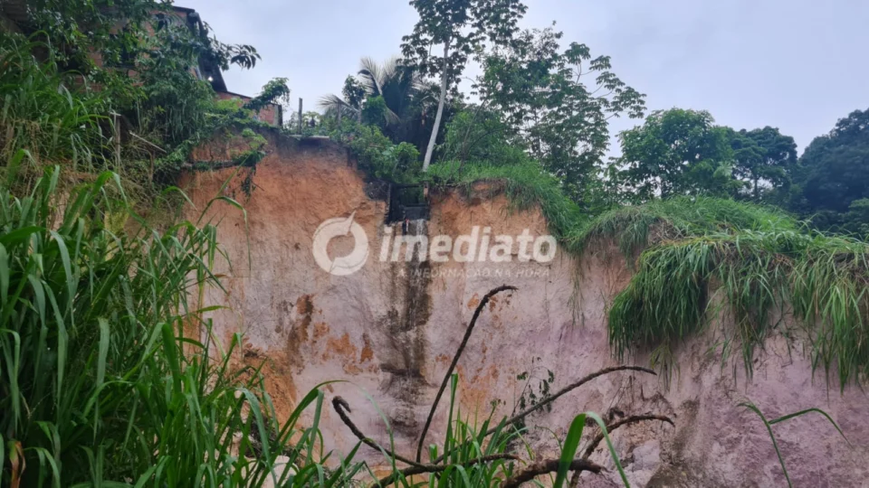 Deslizamento de terra provoca rachaduras em casas e preocupa moradores da Rua Pelotas, no bairro Grande Vitória