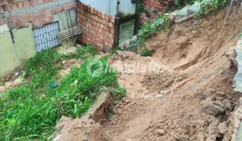 Risco de deslizamento deixa moradores do Beco Fernando de Noronha em alerta no bairro Colônia Terra Nova