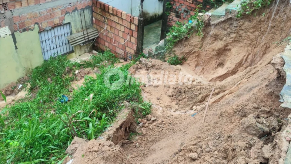 Risco de deslizamento deixa moradores do Beco Fernando de Noronha em alerta no bairro Colônia Terra Nova