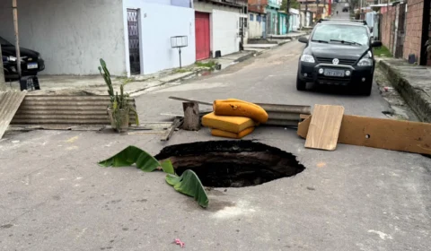 Moradores pedem providências urgentes para cratera que bloqueia via no bairro Cidade Nova