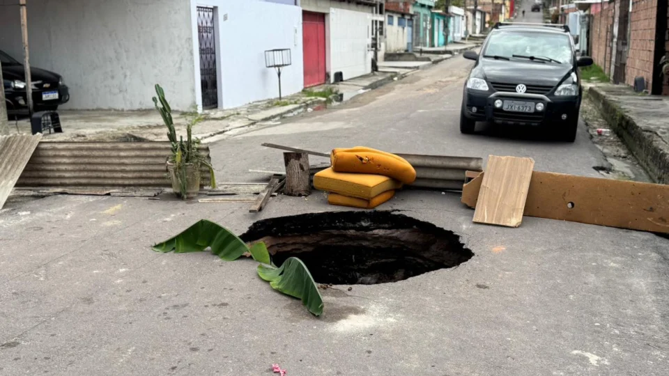 Moradores pedem providências urgentes para cratera que bloqueia via no bairro Cidade Nova