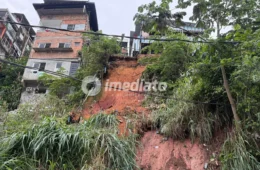 Barranco ameaça ceder e coloca famílias em perigo no bairro Educandos