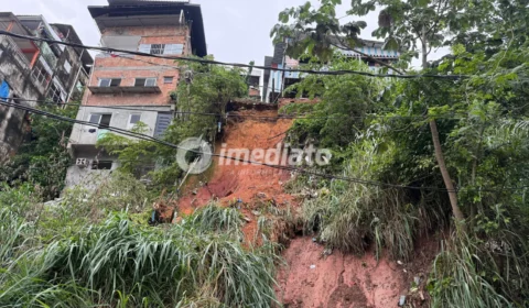 Barranco ameaça ceder e coloca famílias em perigo no bairro Educandos