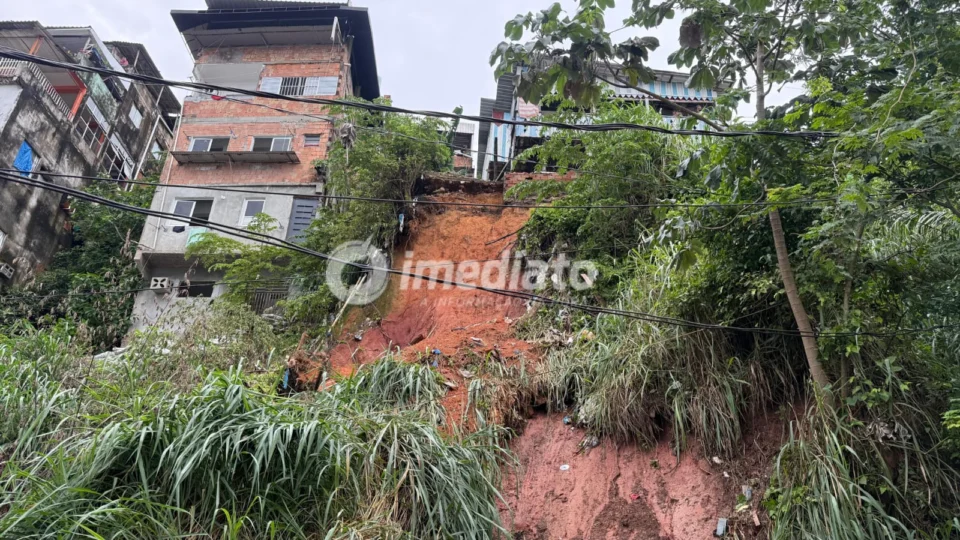 Barranco ameaça ceder e coloca famílias em perigo no bairro Educandos