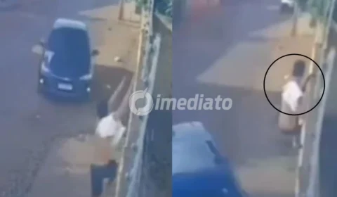 VÍDEO: Mulher bate carro em muro após tentar atropelar o companheiro no bairro Jóquei Clube, em Boa Vista