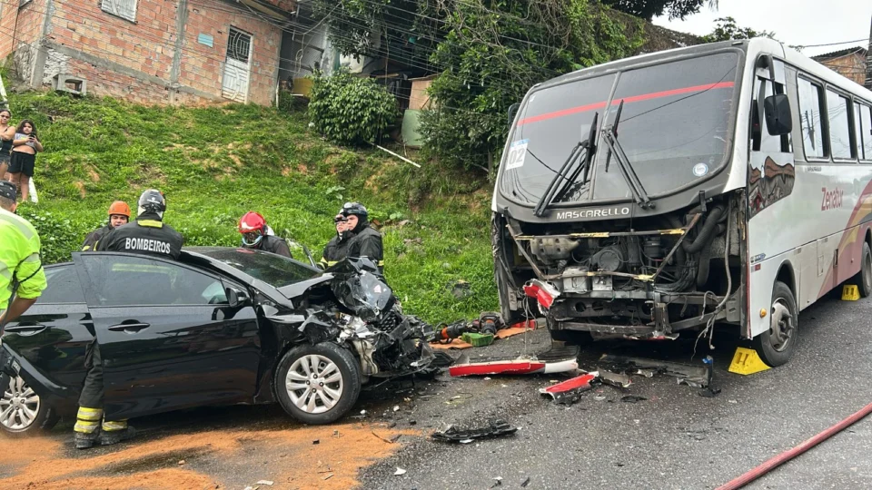VÍDEO: idoso morre após colisão frontal com micro-ônibus no AM