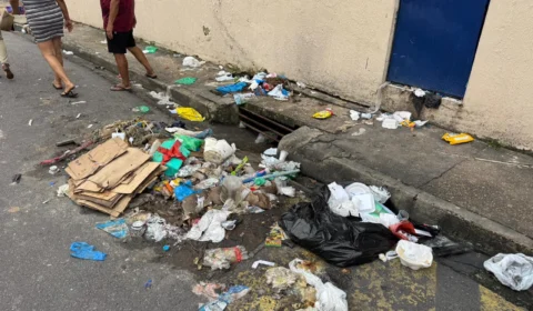 Buraco em frente a escola causa transtornos no bairro São José Operário, em Manaus