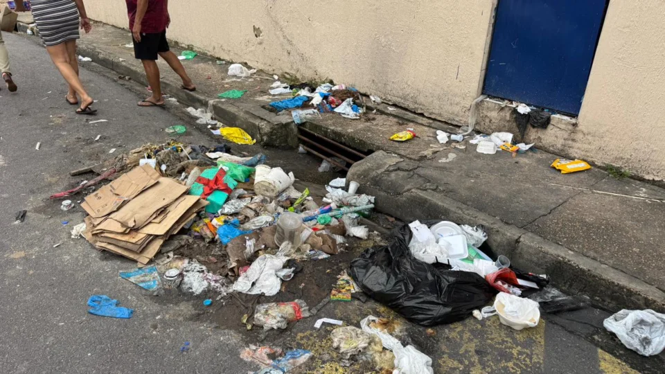 Buraco em frente a escola causa transtornos no bairro São José Operário, em Manaus