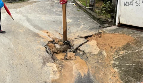Moradores denunciam cratera causada por vazamento recorrente no bairro Colônia Terra Nova, em Manaus