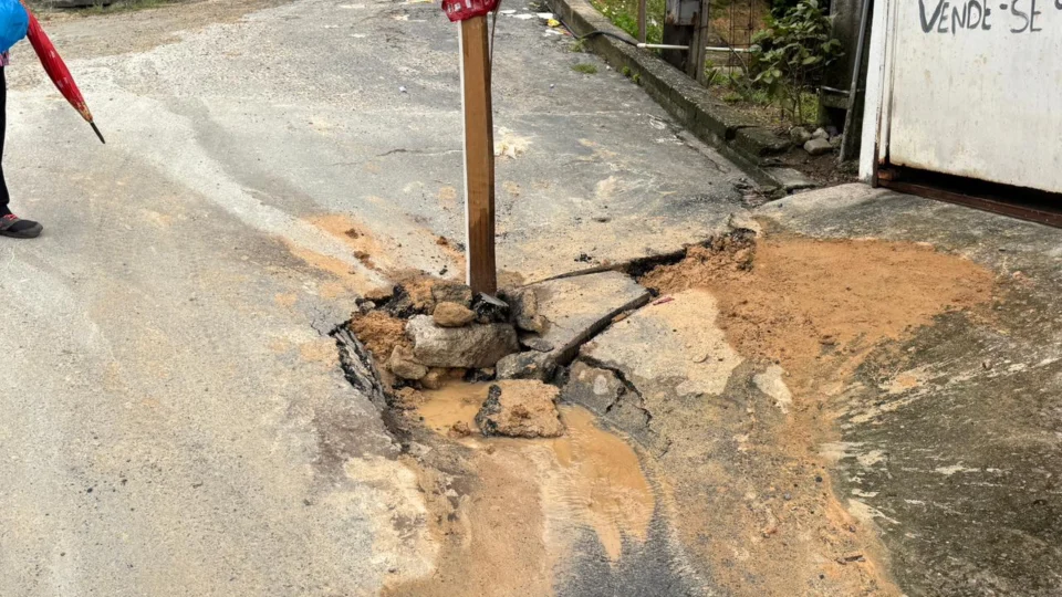 Moradores denunciam cratera causada por vazamento recorrente no bairro Colônia Terra Nova, em Manaus