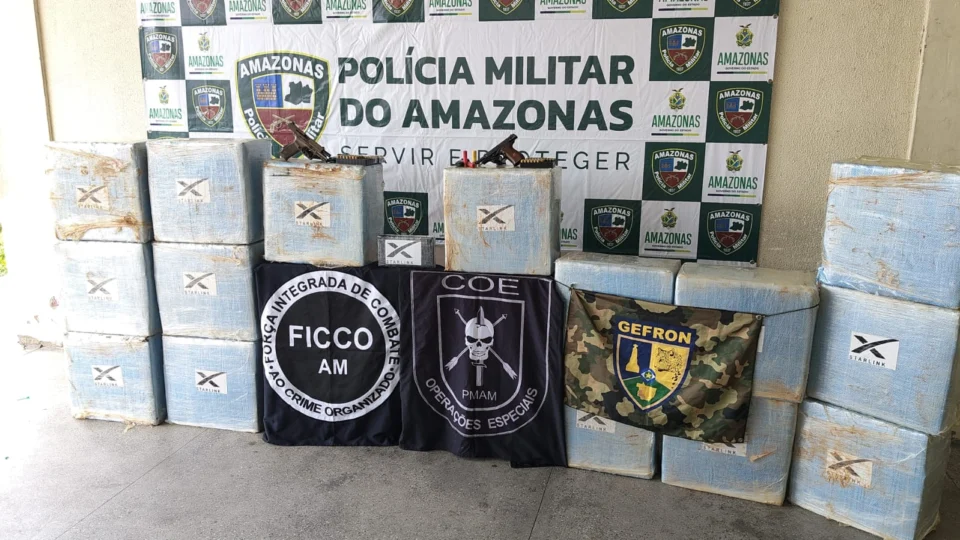 Operação intercepta avião do tráfico e apreende meia tonelada de cocaína em área rural de Maués