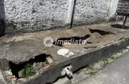 Erosão avança sobre calçadas e coloca moradores em risco no bairro Zumbi dos Palmares 1