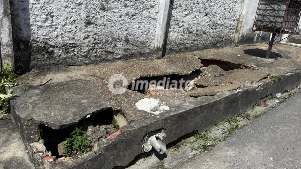 Erosão avança sobre calçadas e coloca moradores em risco no bairro Zumbi dos Palmares 1