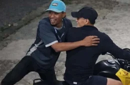 VEJA VÍDEO: dupla em moto assalta pessoas em parada de ônibus em Manaus e foge