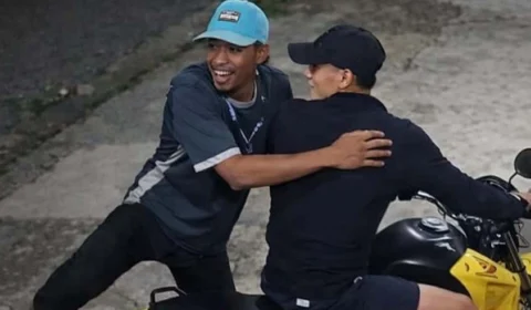 VEJA VÍDEO: dupla em moto assalta pessoas em parada de ônibus em Manaus e foge