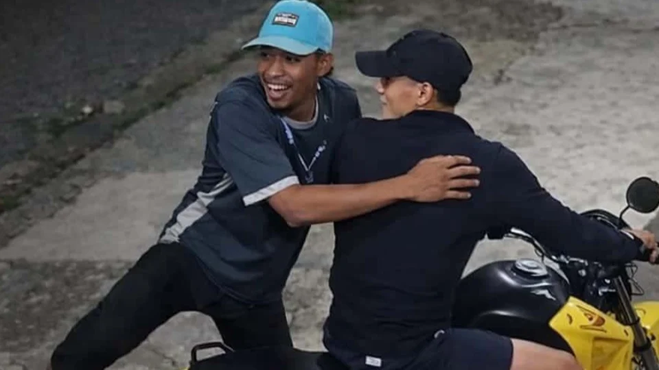 VEJA VÍDEO: dupla em moto assalta pessoas em parada de ônibus em Manaus e foge