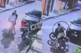 VÍDEO: Dupla é flagrada por câmeras furtando motocicleta em frente a residência no bairro Ouro Verde, em Manaus
