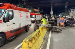 Três pessoas ficam feridas após motorista supostamente embriagado invadir calçada e colidir com moto na Avenida Darcy Vargas