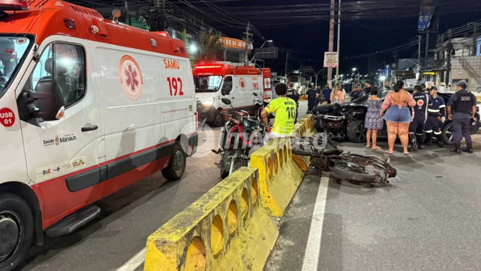 Três pessoas ficam feridas após motorista supostamente embriagado invadir calçada e colidir com moto na Avenida Darcy Vargas