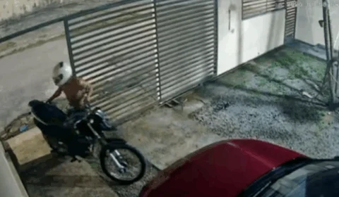 VEJA VÍDEO: câmera registra criminoso arrombando portão e furtando motocicleta na zona norte de Manaus