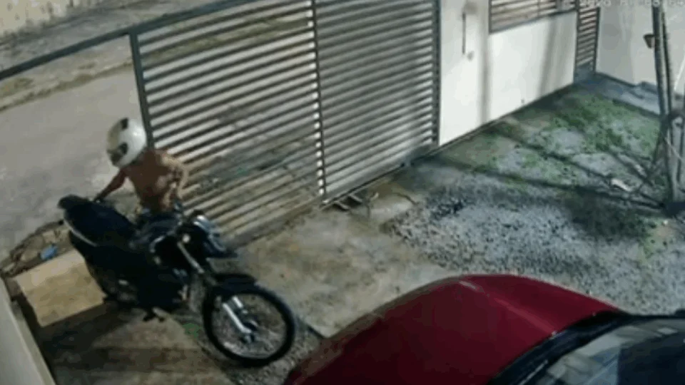 VEJA VÍDEO: câmera registra criminoso arrombando portão e furtando motocicleta na zona norte de Manaus