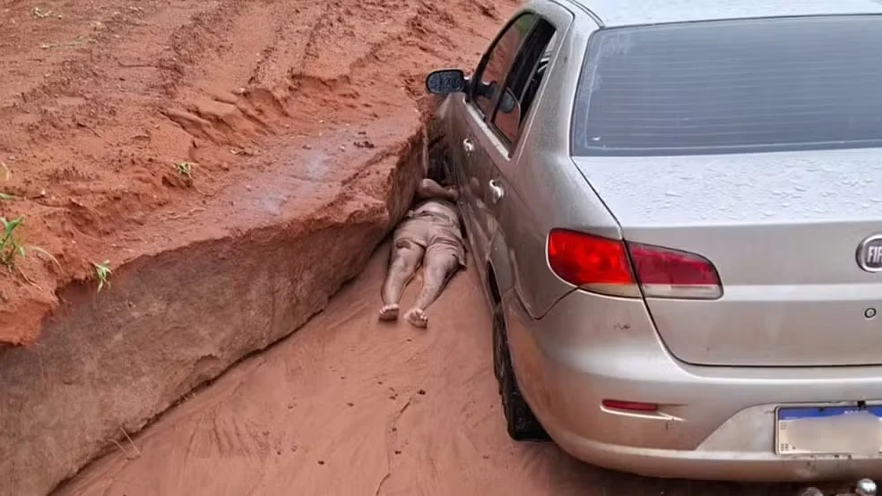 Homem passa a madrugada preso com cabeça entre barro e roda de carro em MG