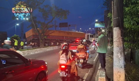 Carreta perde freio e desce de ré na av Efigênio Salles