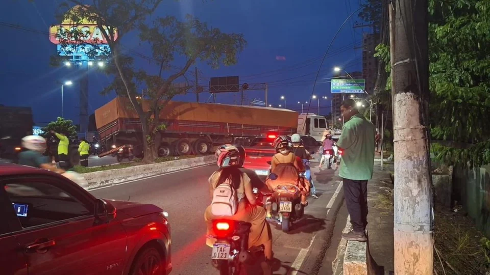 Carreta perde freio e desce de ré na av Efigênio Salles