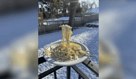 Vídeo mostra nevasca nos EUA congelando macarrão cozido em segundos
