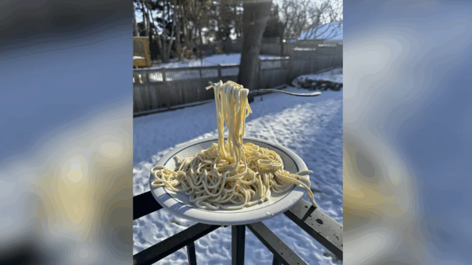 Vídeo mostra nevasca nos EUA congelando macarrão cozido em segundos