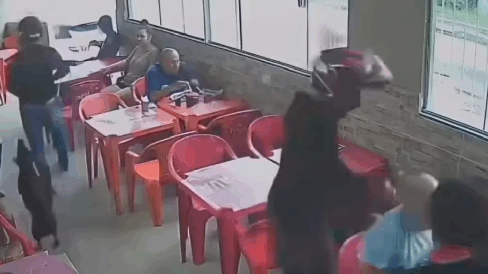 Veja vídeo: Criminosos em motocicleta assaltam restaurante na Zona Oeste do Rio