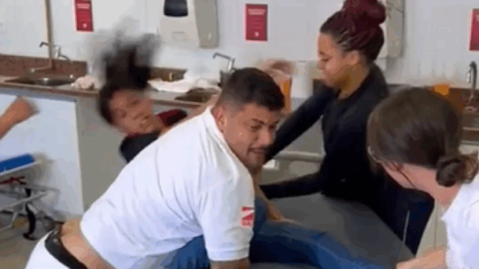 VÍDEO: Aluna viraliza ao ‘incorporar’ paciente com transtorno mental durante aula prática de enfermagem