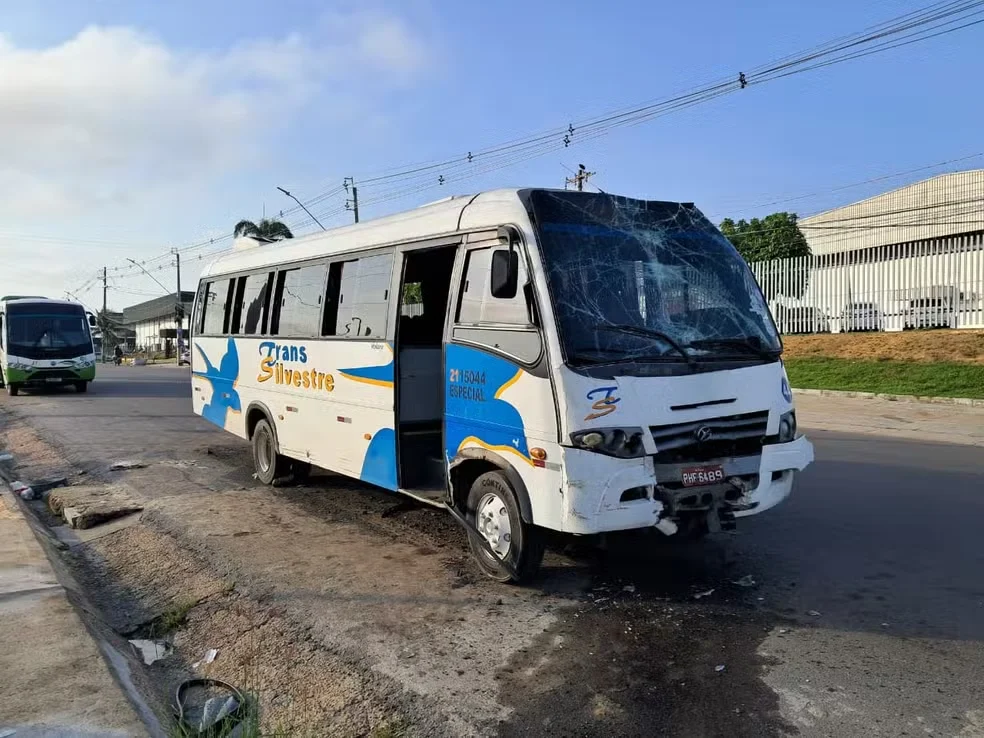 VEJA VÍDEO: acidente com três ônibus deixa até 10 feridos no Distrito Industrial 2, em Manaus